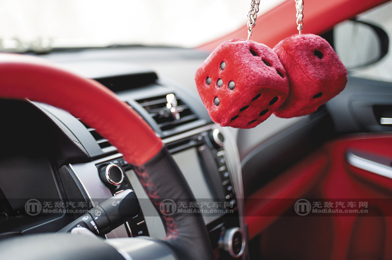 丰田凯美瑞爆改外观六代半,凯美瑞2.5g豪华版白色改黑顶