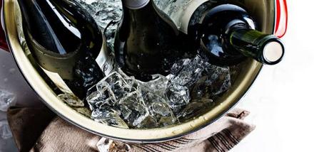 夏天来杯冰镇的白葡萄酒,白葡萄酒清凉解暑