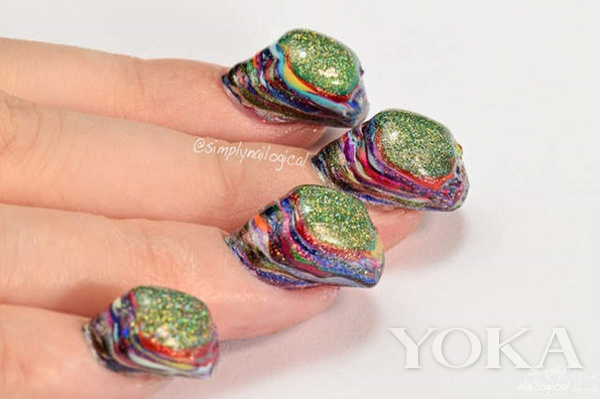 1星期千万收视：在嘴唇上涂抹100层唇彩会怎样？