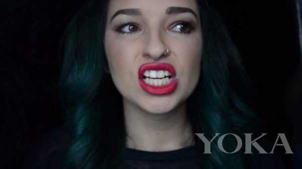 1星期千万收视：在嘴唇上涂抹100层唇彩会怎样？