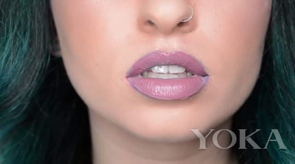 1星期千万收视：在嘴唇上涂抹100层唇彩会怎样？