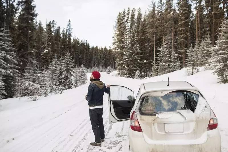 凭什么两厢车SUV后窗有雨刷,而三厢轿车没有?