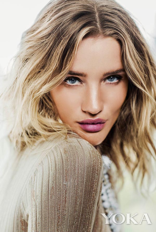 1星期千万收视：在嘴唇上涂抹100层唇彩会怎样？