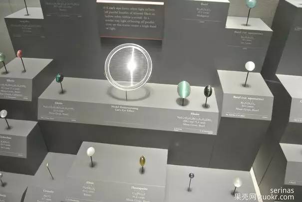 透明度好的星光宝石红色,带星光的宝石透明度不好