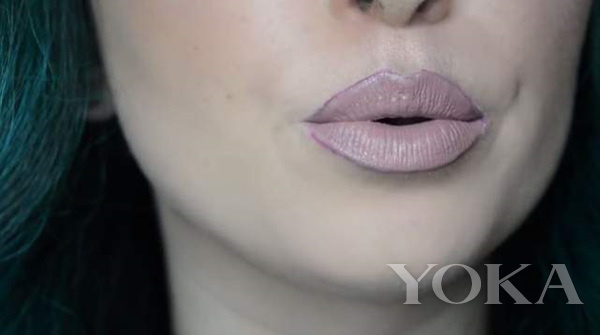 1星期千万收视：在嘴唇上涂抹100层唇彩会怎样？