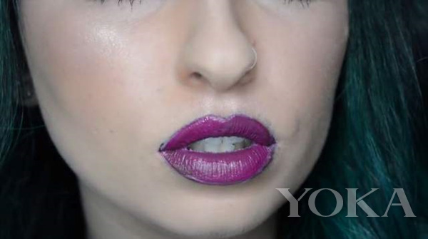 1星期千万收视：在嘴唇上涂抹100层唇彩会怎样？