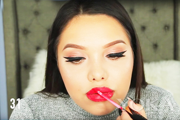 1星期千万收视：在嘴唇上涂抹100层唇彩会怎样？