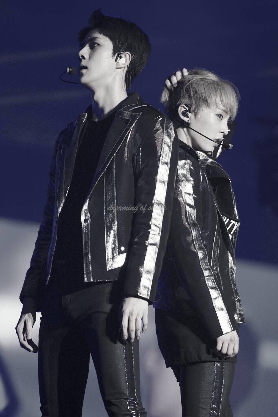 exo近期表演咆哮,exo最近一次合体跳舞