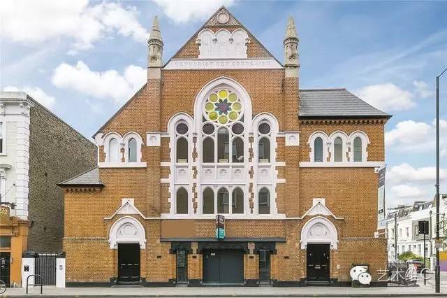 英国女性夏季服装风格特点,英国女性夏天穿衣打扮