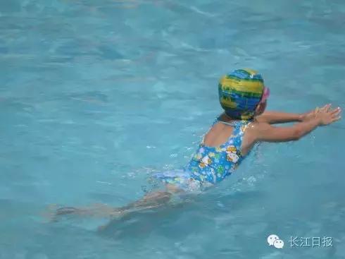 孩子游泳回来眼睛红肿,儿童游泳眼睛发炎怎么办