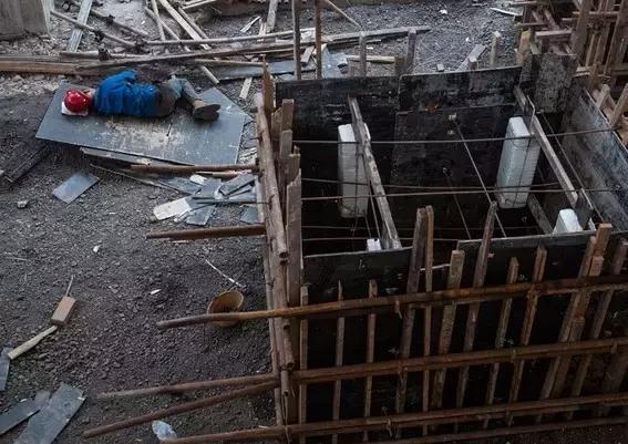 建筑工地工人午休视频,工地现场工人可以午休吗