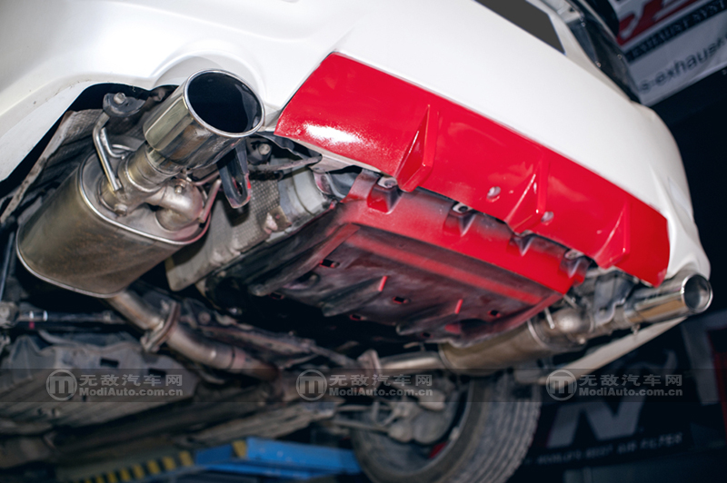 丰田凯美瑞爆改外观六代半,凯美瑞2.5g豪华版白色改黑顶