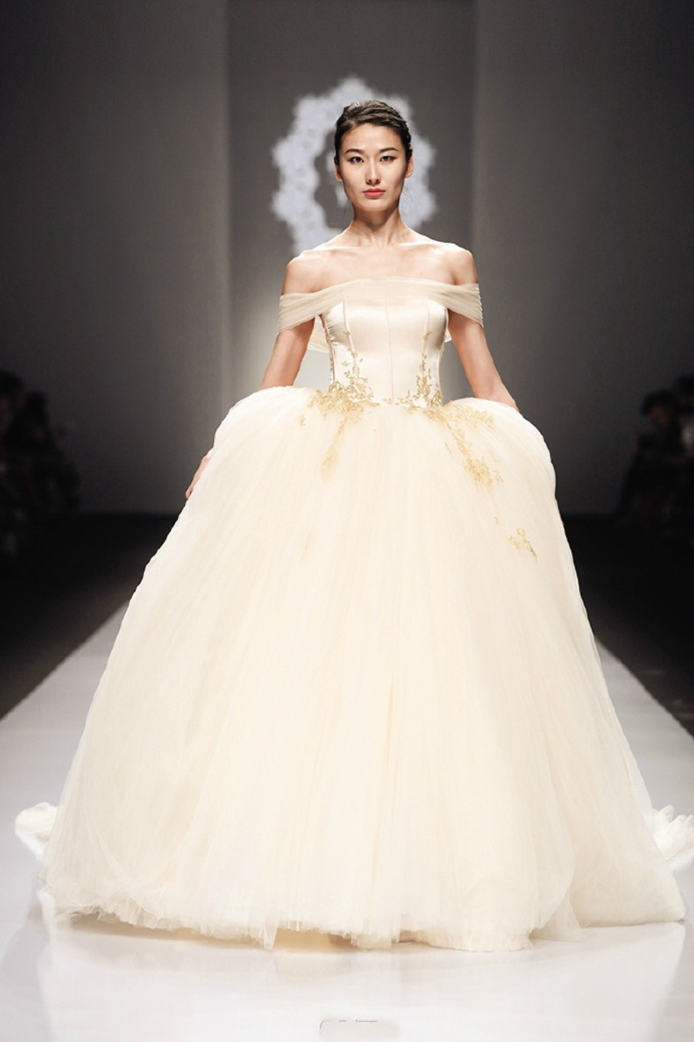 兰玉一年设计多少款婚纱,蓝玉设计过的婚纱