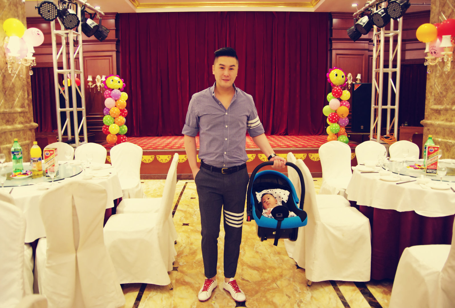 送给满月宝宝的视频,关于宝宝满月的照片