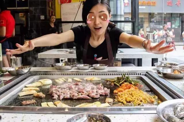 喷火枪、温度计全上阵！春熙路的这家店，隔着屏幕都能感受它的神