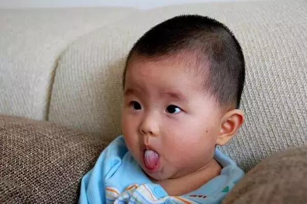 孩子嘴馋咬舌头了怎么办,宝宝咬到舌头吃什么