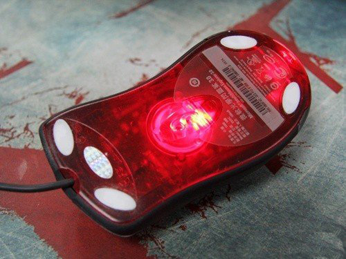 鼠标红色灯亮着但是没有鼠标,鼠标底部红光灯亮但没用