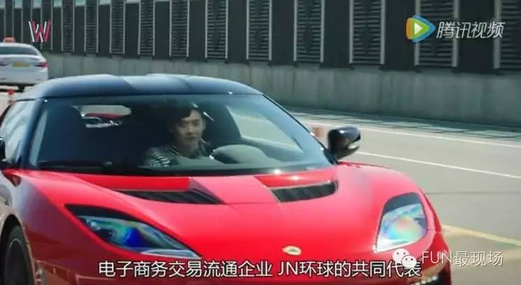 女主穿越到李钟硕演的韩剧里,李钟硕穿越到漫画世界上