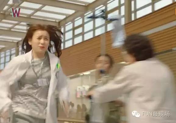 女主穿越到李钟硕演的韩剧里,李钟硕穿越到漫画世界上