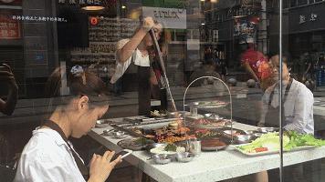 喷火枪、温度计全上阵！春熙路的这家店，隔着屏幕都能感受它的神