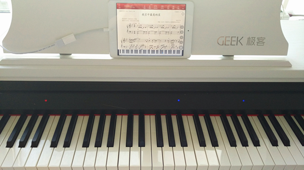 GEEK智能钢琴初体验：不会五线谱也要弹钢琴？