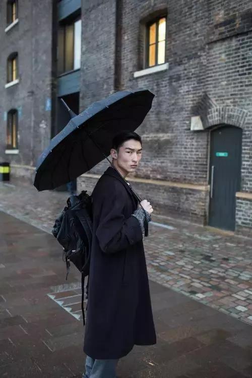 如何优雅地在大雨中漫步,下雨天怎么保持优雅的感觉