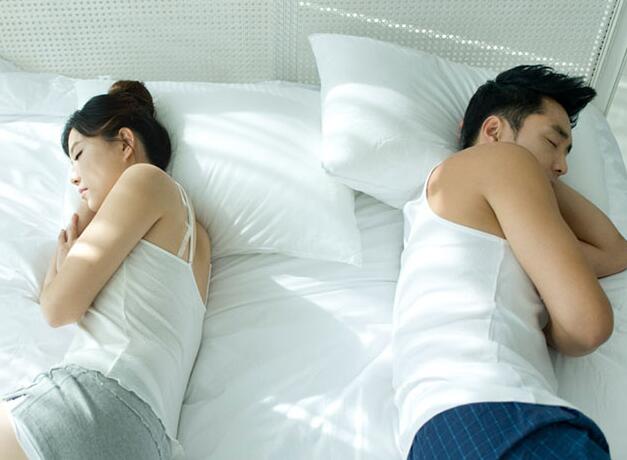 同事在她脖子上留了一个吻痕，丈夫看到后不仅不骂她还给她十万元