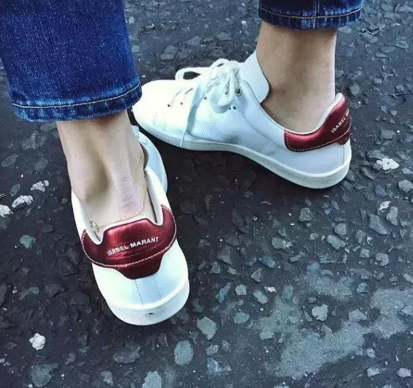 喏,你要的小白鞋都在这儿了