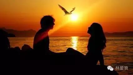 小男孩被漂亮的老女人诱惑了,到底是谁的错呢