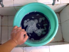 白衣服被褪色的衣服染上去怎么办,衣服褪色到别的衣服上怎么洗掉