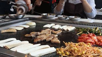 喷火枪、温度计全上阵！春熙路的这家店，隔着屏幕都能感受它的神