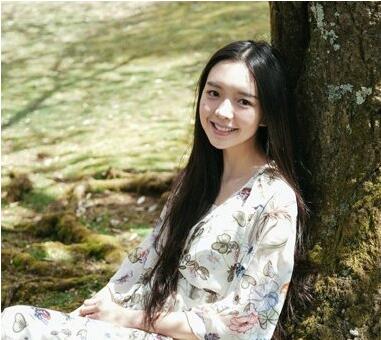 长脸不留刘海适合中分还是偏分,接近中分的偏分八字刘海