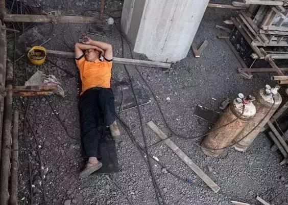 建筑工地工人午休视频,工地现场工人可以午休吗