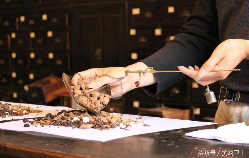 治水肿最好的针灸方法,三皇穴治疗双下肢水肿