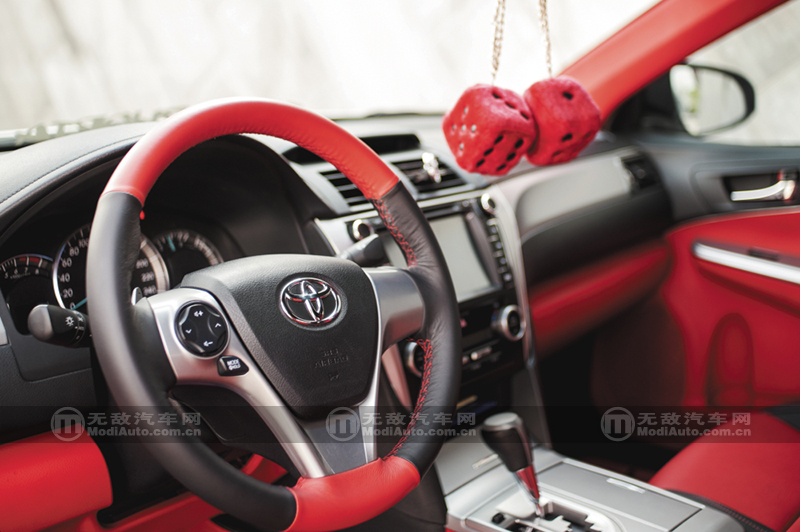 丰田凯美瑞爆改外观六代半,凯美瑞2.5g豪华版白色改黑顶