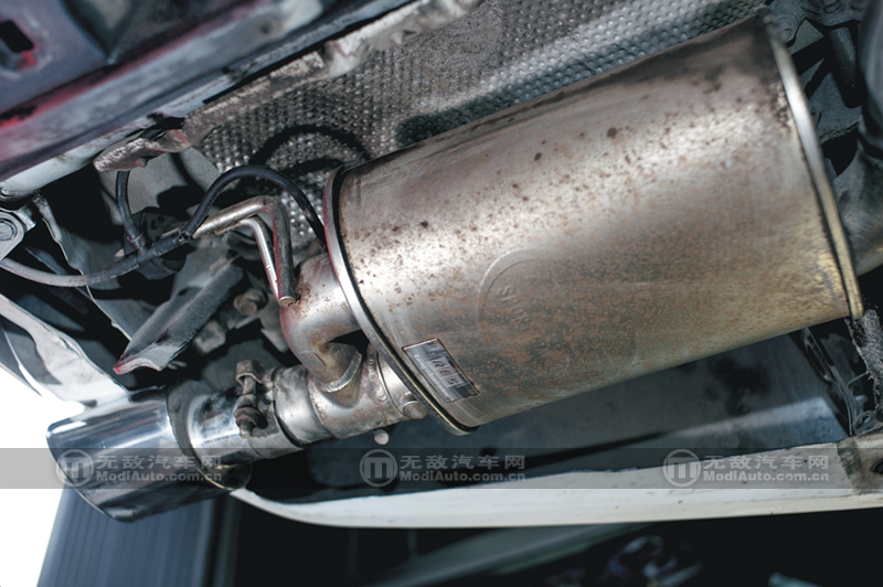 丰田凯美瑞爆改外观六代半,凯美瑞2.5g豪华版白色改黑顶