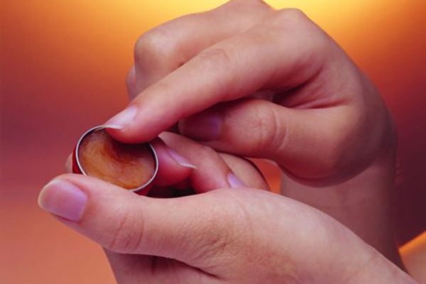 宝宝手臂红肿化脓,小孩手指有脓肿是什么病