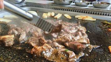 喷火枪、温度计全上阵！春熙路的这家店，隔着屏幕都能感受它的神