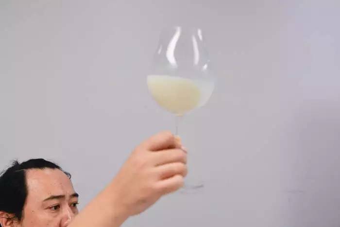 牛奶喝多出汗有奶味,牛奶喝多了出汗感觉有奶味