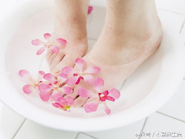 男性14岁趾间糜烂型脚气脱皮现象,脚上脱皮水泡痒脚趾缝溃烂