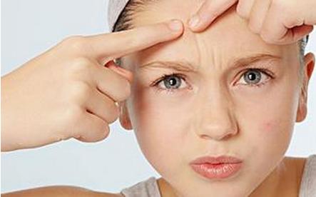 怎么快速消除脸上的痘疮,什么食物可以治疗痘疮