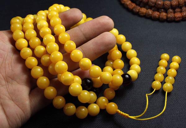 一般仿制蜜蜡的是什么东西,从哪几个方面鉴定蜜蜡的好坏