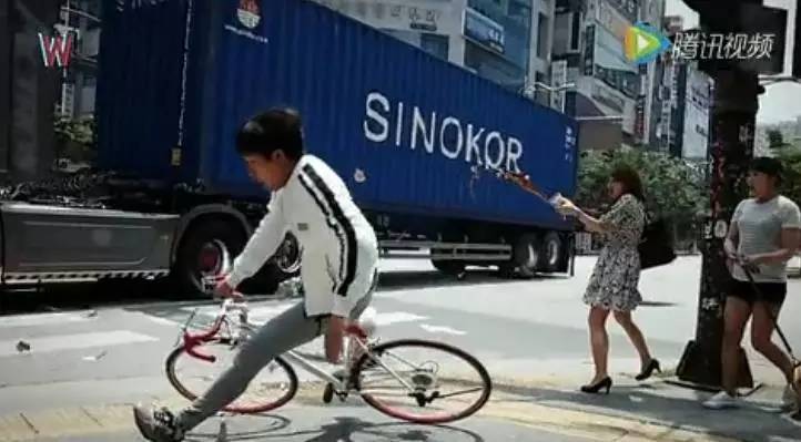 女主穿越到李钟硕演的韩剧里,李钟硕穿越到漫画世界上