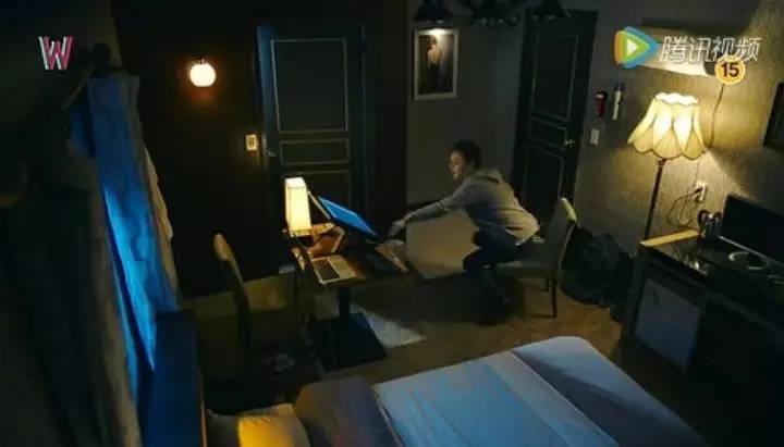 女主穿越到李钟硕演的韩剧里,李钟硕穿越到漫画世界上