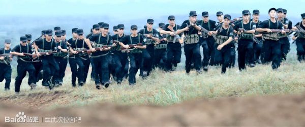 战争电影中的经典枪械,电影战狼中的一些枪械