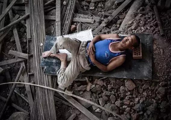 建筑工地工人午休视频,工地现场工人可以午休吗