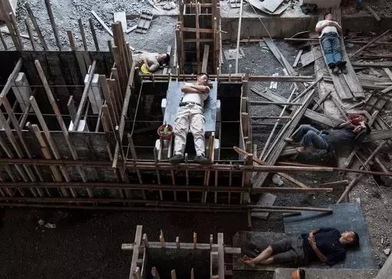 建筑工地工人午休视频,工地现场工人可以午休吗