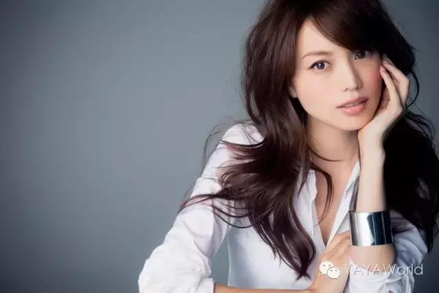 夏天白衣怎么搭配好看,简单的白衣服如何穿出高级感