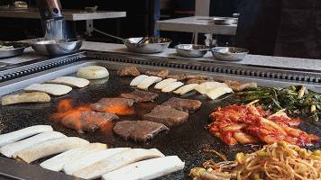 喷火枪、温度计全上阵！春熙路的这家店，隔着屏幕都能感受它的神