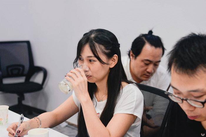 牛奶喝多出汗有奶味,牛奶喝多了出汗感觉有奶味